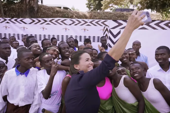 Közös kézmosással és magyar népdallal fogadták ruandai diákok Novák Katalint