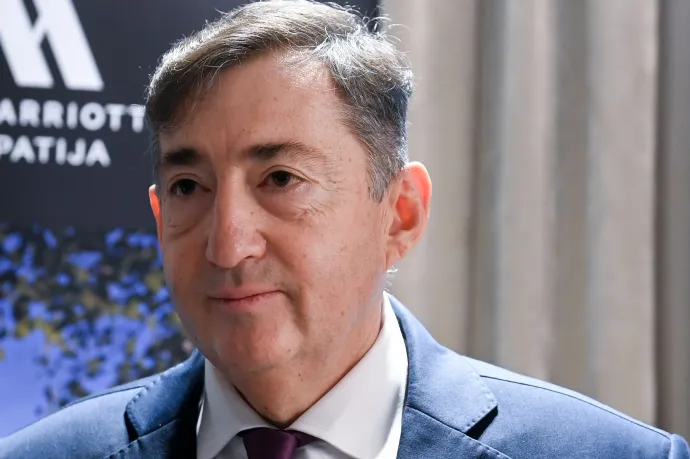 Tetőbár is van Mészáros Lőrinc naphegyi éttermében