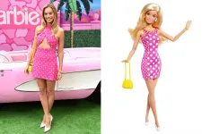 Margot Robbie életnagyságú Barbie lett, és ezzel nemcsak a rózsaszínt hozta divatba, de a method dressinget is