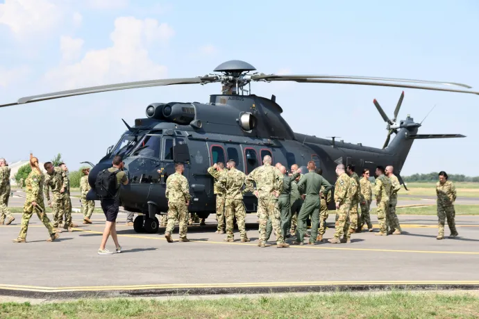 Megérkezett a honvédség első két Airbus H225M típusú helikoptere Szolnokra