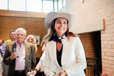 Varga Judit cowboykalapban jelentkezett be Dallasból, ahol egy kitüntetést adott át