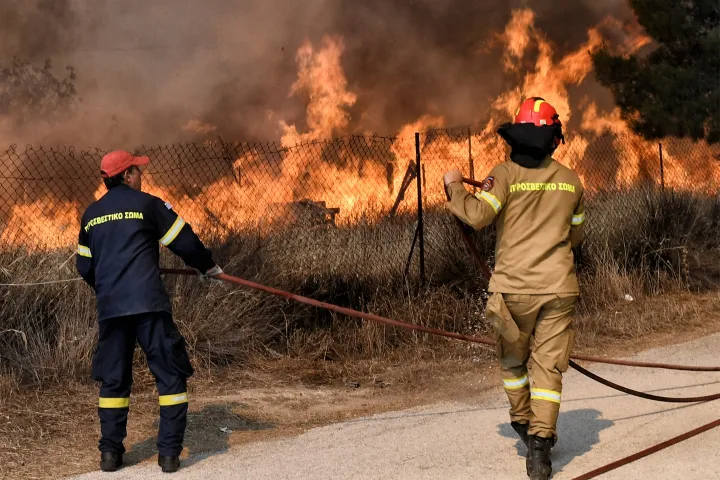 Firefighters battle a forest fire in the village of Irini, near the resort of Loutraki, about 80 kilometers east of Athens - Photo: Valerie Gash/AFP or licensors