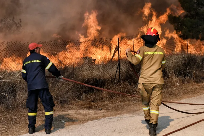 Tűzoltók küzdenek az erdőtűz ellen Irini településen, Lutráki üdülőváros közelében, Athéntól mintegy 80 kilométerre keletre – Fotó: Valerie Gache / AFP or licensors