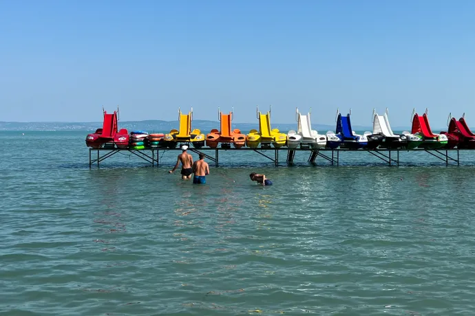 Egy jó évben a Balatonon nem tudod hova lerakni a törölköződ, most még az árnyékban is találsz helyet