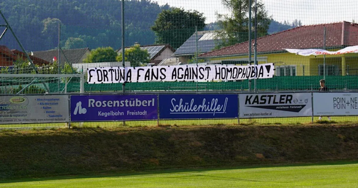 Ultras de Düsseldorf vistieron camisetas antihomofóbicas en el partido contra la Academia Puskas