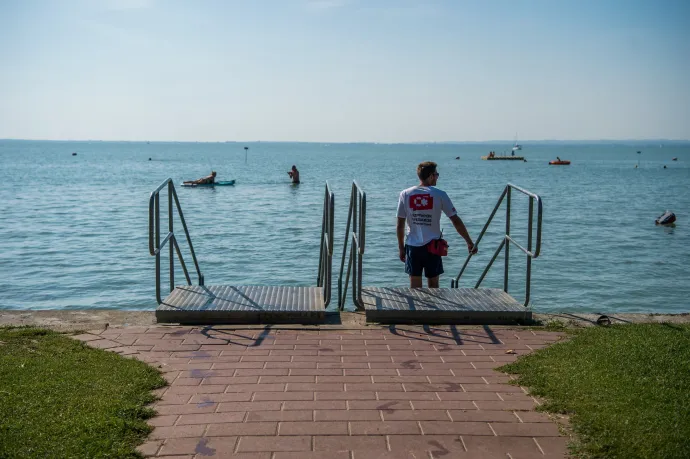 Egyre kevesebb vízimentőre futja a Balatonon