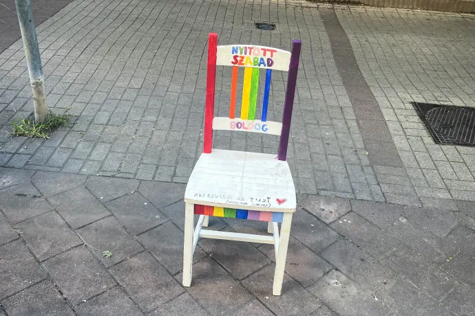 Szivárványszínű széket avattak Ferencvárosban, amit kidobtak, majd visszatették