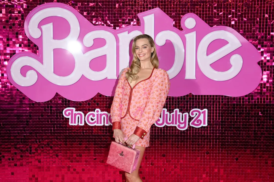 Margot Robbie életnagyságú Barbie lett, és ezzel nemcsak a rózsaszínt hozta divatba, de a method dressinget is