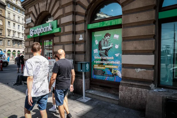 Az OTP Junior számla hirdetése a bank egyik fiókjának ablakán Budapesten 2022 júniusában – Fotó: Huszti István / Telex
