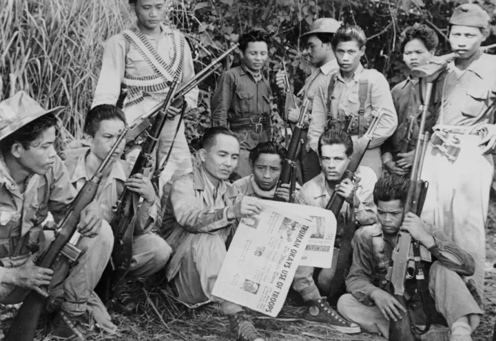 A Fülöp-szigeteki Huk gerillák és vezetőjük, Luis M. Taruc, 1950. július 12-én – Fotó: Bettmann / Getty Images