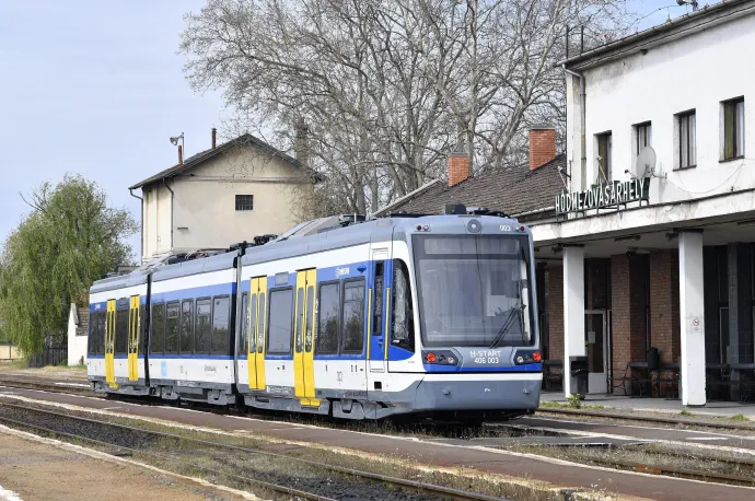 A hódmezővásárhelyi vasútállomáson álló tram-train motorvonat nagy sebességű futópróbája Szeged-Rókus és Hódmezővásárhely között, 2021- ben – Fotó: Máthé Zoltán / MTI