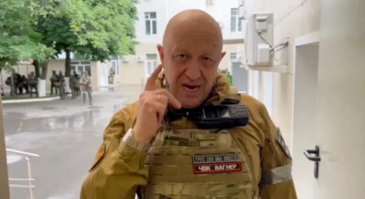 Jevgenyij Prigozsin beszél az orosz déli hadsereg katonai parancsnoki központjának főhadiszállásán az oroszországi Rosztov-na-Don városában egy június 24-én közzétett videóban – Fotó: Press Service Of "Concord" / Reuters