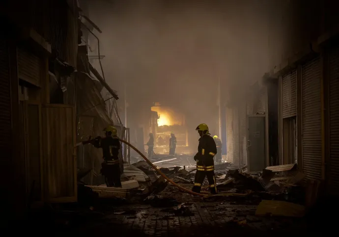 Tűzoltók dolgoznak az orosz rakéta- és dróncsapások során eltalált raktárépületek helyén Odesszában 2023. július 19-én – Fotó: Ukrainian Presidential Press Service / Reuters