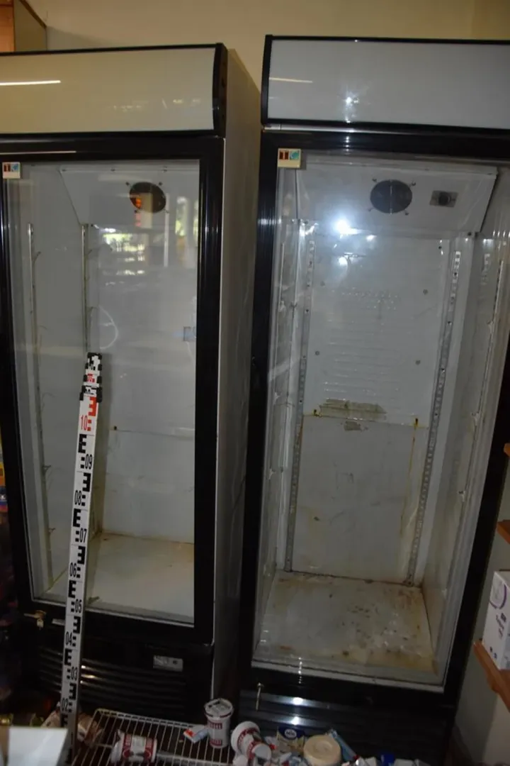 Ilyen kipakolt hűtőket hagyott maga után a rongáló – Fotó: police.hu