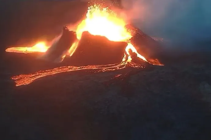 Videón, ahogy beomlik a kráter és irányt vált az izlandi vulkánból kiömlő láva