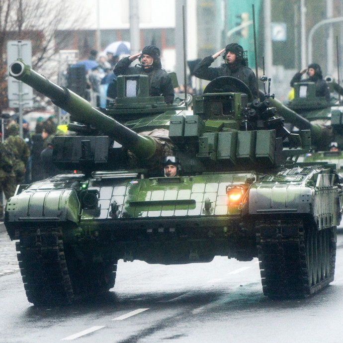 A csehek sem akarnak lemaradni a magyarok és lengyelek mögött a fegyverkezésben