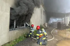 Ég egy raktárépület Nyárádtőn, két személy füstmérgezést szenvedett