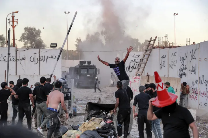 Tüntetők rohamozzák meg az iraki svéd nagykövetséget – Fotó: Ahmad Al-Rubaye / AFP