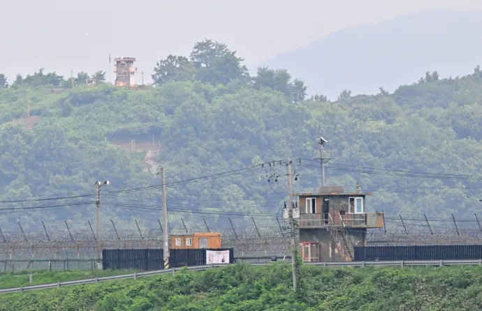 Észak-koreai őrhely az Észak- és Dél-Koreát elválasztó demilitarizált zónánál – Fotó: Jung Yeon-Je / AFP