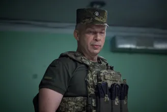 Az ukrán szárazföldi erők parancsnoka azt állítja, <em>Bahmut</em> bekerítésére készülnek