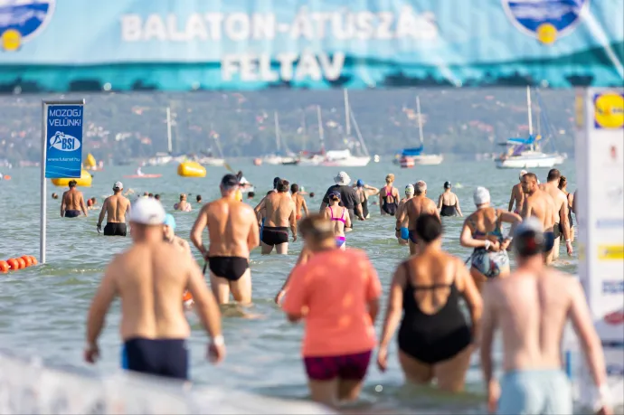Az időjárás miatt szombatról vasárnapra halasztják a Balaton-átúszást