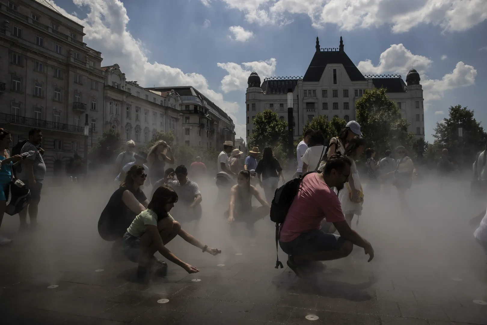 Turisták frissítik fel magukat a páragátnál Budapesten július 16-án. – Fotó: Kurucz Árpád / Anadolu Agency / Getty Images