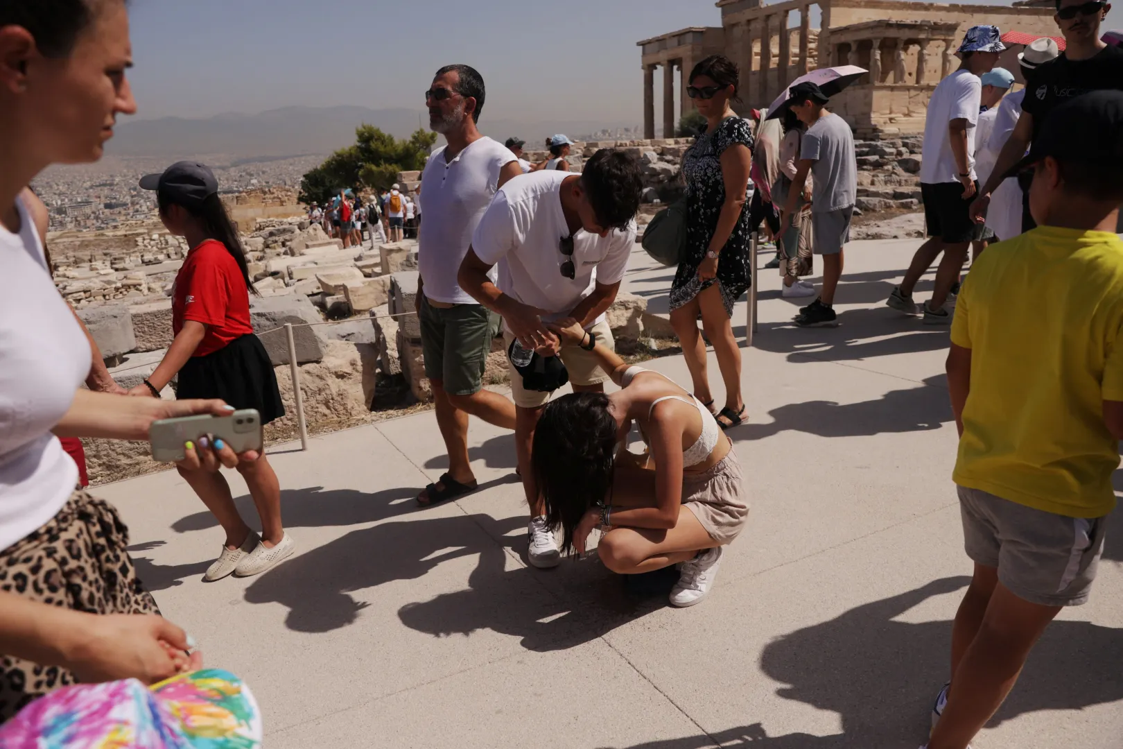 Egy látogató rosszul lett a hőség miatt az Akropolisz-hegyen az athéni hőhullám idején – Fotó: Louiza Vradi / Reuters