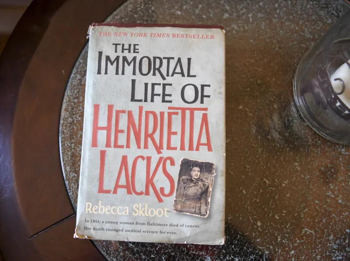 Rebecca Skloot The Immortal Life of Henrietta Lacks című könyve – Fotó: The Washington Post / Getty Images