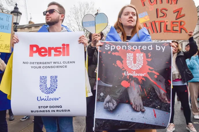 Résztvevők az Unilever oroszországi üzleti tevékenysége ellen tiltakozó táblákkal egy tüntetésen, Londonban, 2022 márciusában – Fotó: Vuk Valcic / SOPA Images / LightRocket / Getty Images