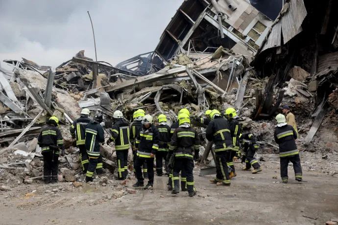 Mentőcsapatok dolgoznak egy Odesszában megsemmisült épület romjainál 2023. július 20-án – Fotó: Oleksandr Gimanov / AFP