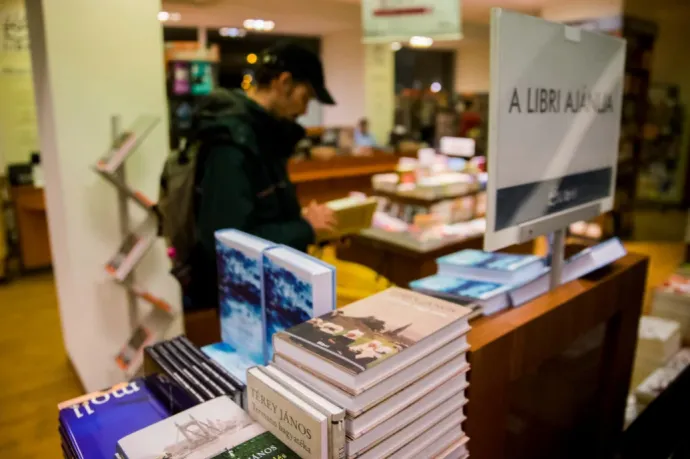 Libri: We have no intention of removing any books from our stock