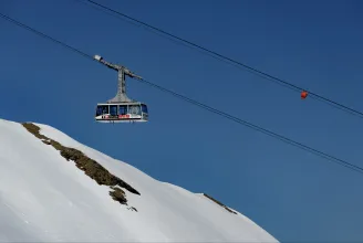 Elromlott a sífelvonó, helikopterrel kellett lehozni a hegyről 270 turistát Svájcban