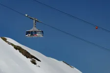 Elromlott a sífelvonó, helikopterrel kellett lehozni a hegyről 270 turistát Svájcban