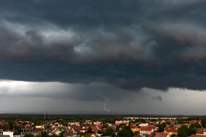 Záporok és zivatarok tartják 30 fok alatt a hőmérsékletet