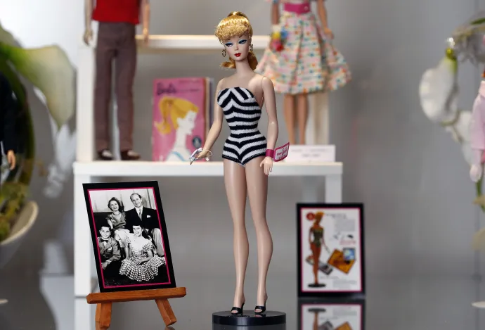 Az első Barbie babák egyike. A csíkos ruha a filmben is megjelenik Margot Robbie-n – Fotó: Chesnot / Getty Images