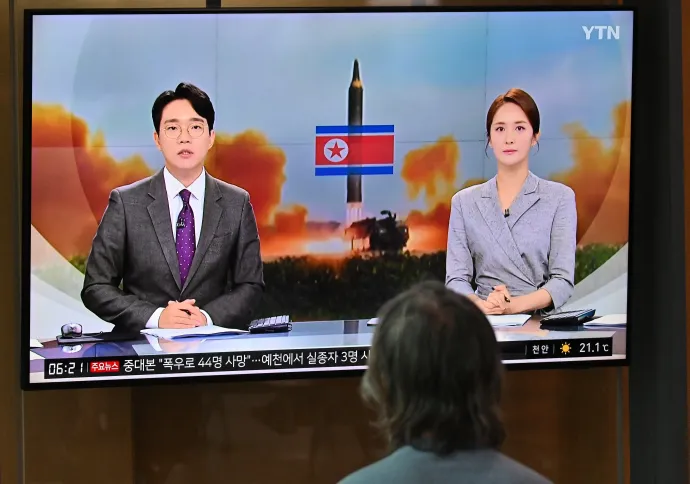 Egy férfi az észak-koreai rakétatesztelésről szóló híradást nézi Szöulban – Fotó: Jung Yeon-Je / AFP