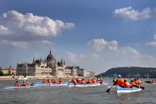Hatvan kishajó, 150 evezős vonult a Dunán az első Budapest Átevezésen