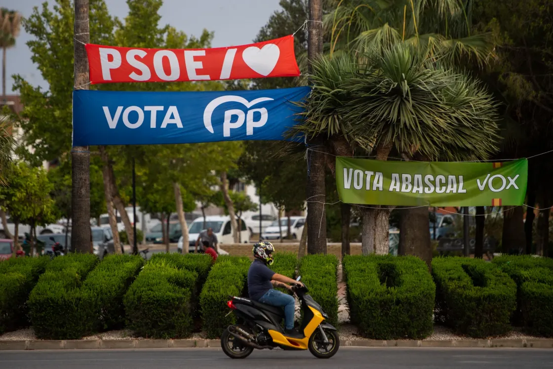 A konzervatívok nyerhetnek, de a szélsőjobboldal is kormányközelbe kerülhet a spanyol választáson