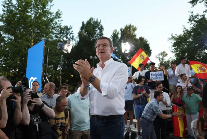 Alberto Núñez Feijóo, a spanyol jobboldali ellenzéki párt, a Néppárt (PP) vezetője egy kampánygyűlésen Madridban 2023. július 20-án – Fotó: Pierre-Philippe Marcou / AFP