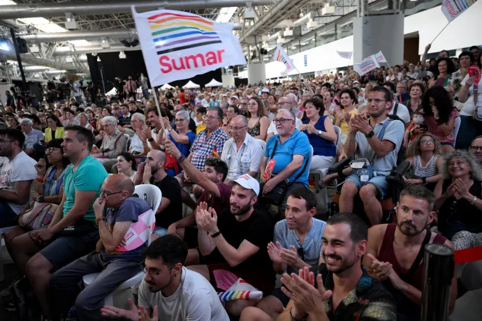 Yolanda Diaz spanyol miniszterelnök-helyettes, munkaügyi és szociális gazdasági miniszter és a radikális baloldali szövetség, a Sumar jelöltjének támogatói egy barcelonai kampánygyűlésen 2023. július 20-án – Fotó: Josep Lago / AFP
