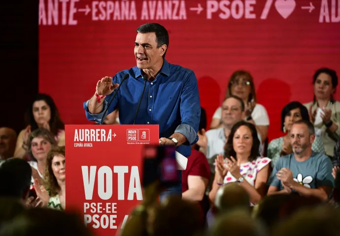 Pedro Sánchez spanyol miniszterelnök, a Szocialista Párt (PSOE) jelöltje beszédet mond egy kampánygyűlésen a spanyolországi San Sebastiánban 2023. július 18-án – Fotó: Ander Gillenea / AFP