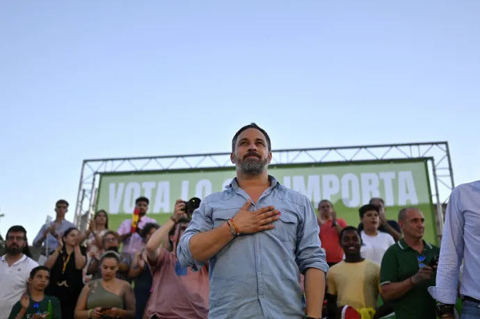 Santiago Abascal, a Vox spanyol szélsőjobboldali párt vezetője áll egy kampánygyűlésen Guadalajarában 2023. július 15-én – Fotó: Oscar del Pozo / AFP