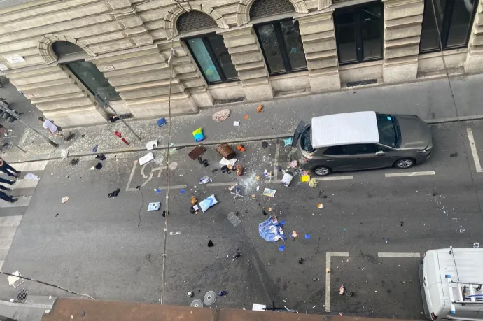 Rengeteg holmit és egy tengerimalacot is kidobott valaki az emeleti ablakon egy hetedik kerületi utcában
