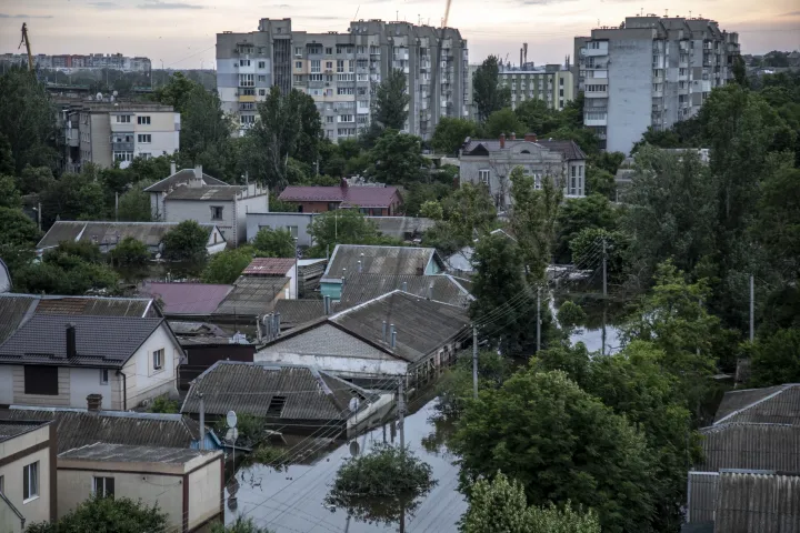 Elárasztott utcák és házak Herszonban 2023. június 10-én – Fotó: Narciso Contreras / Anadolu Agency / AFP