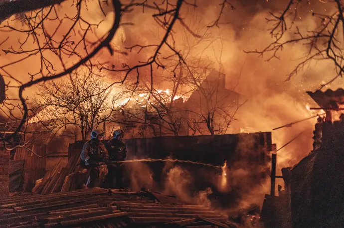Tüzet oltanak a bahmuti frontvonalon történt ágyúzás után az ukrajnai Ivanivszkében 2023. január 2-án – Fotó: Diego Herrera Carcedo / Anadolu Agency / Getty Images