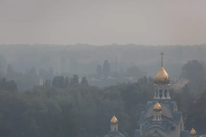 Kijev melletti erdőtüzek füstje borítja be a várost 2022. szeptember 5-én – Fotó: Yurii Stefanyak / Global Images Ukraine / Getty Images