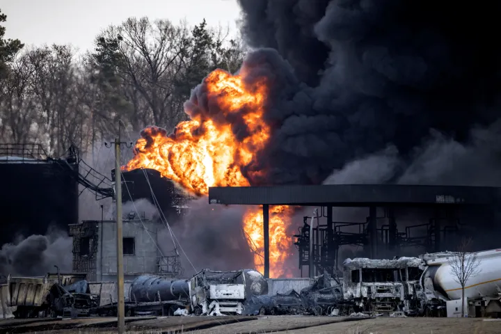 Egy üzemanyag-tároló ég az orosz támadások után Kalinyivka városában, 2022. március 25-én – Fotó: Fadel Senna / AFP