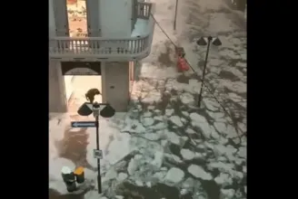 Tornádó csapott le Milánóra, a város melletti egyik település utcáin jeges áradat hömpölygött