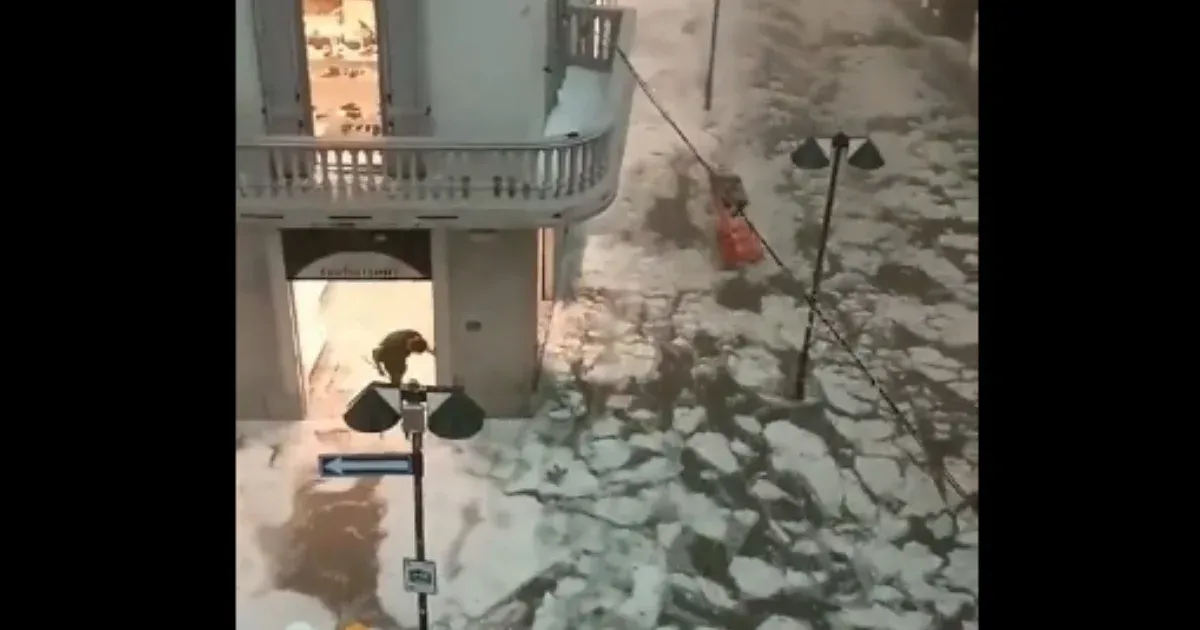 Tornádó csapott le Milánóra, a város melletti egyik település utcáin jeges áradat hömpölygött