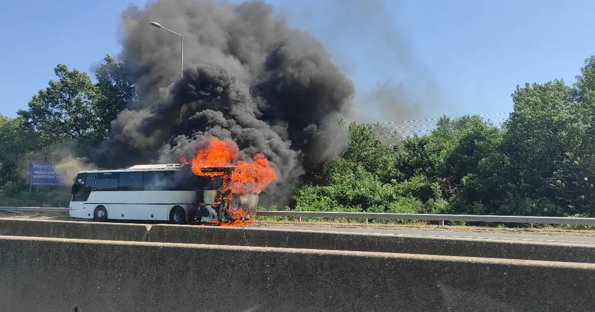 Nagy lángokkal égett egy busz az M1-M7-es autópálya közös szakaszán